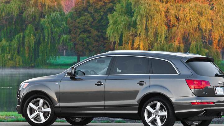 Side Pose Of Audi Q7 In Grey